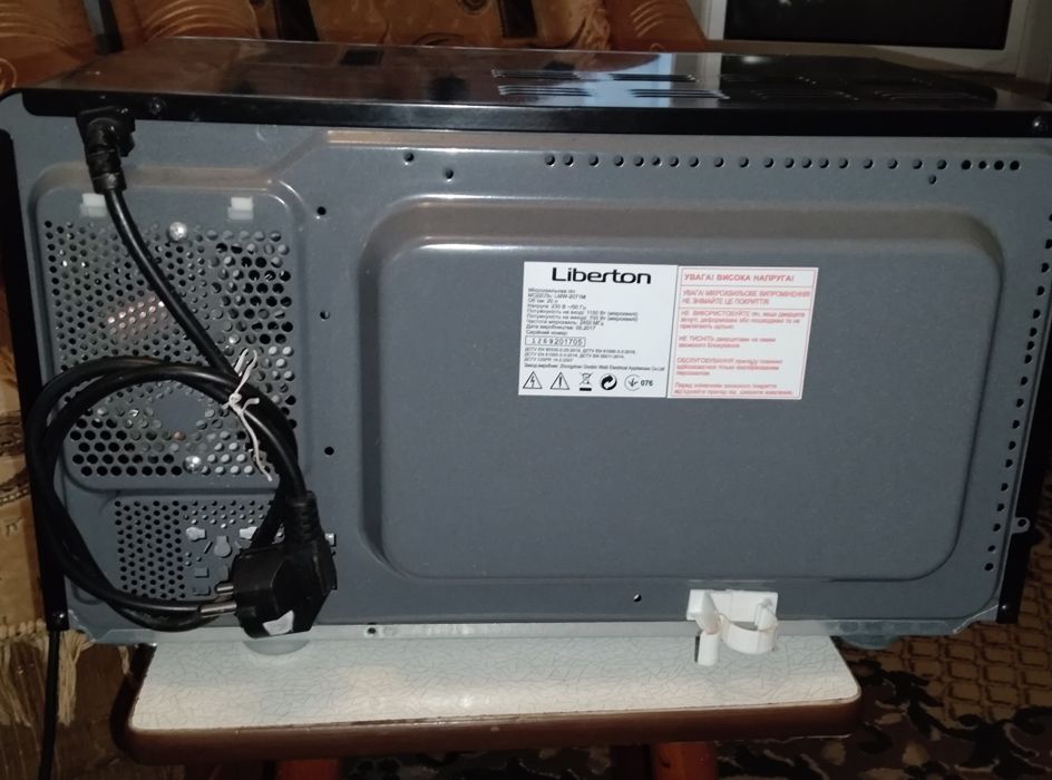 Микроволновая печь " Liberton" модель : LMW-2071M