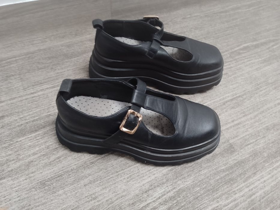 Sprzedam damskie buty rozmiar 40.