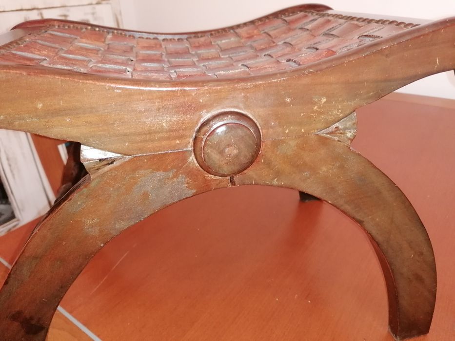 Banqueta vintage com marcas de uso