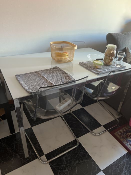 Mesa de vidro com 4 cadeiras