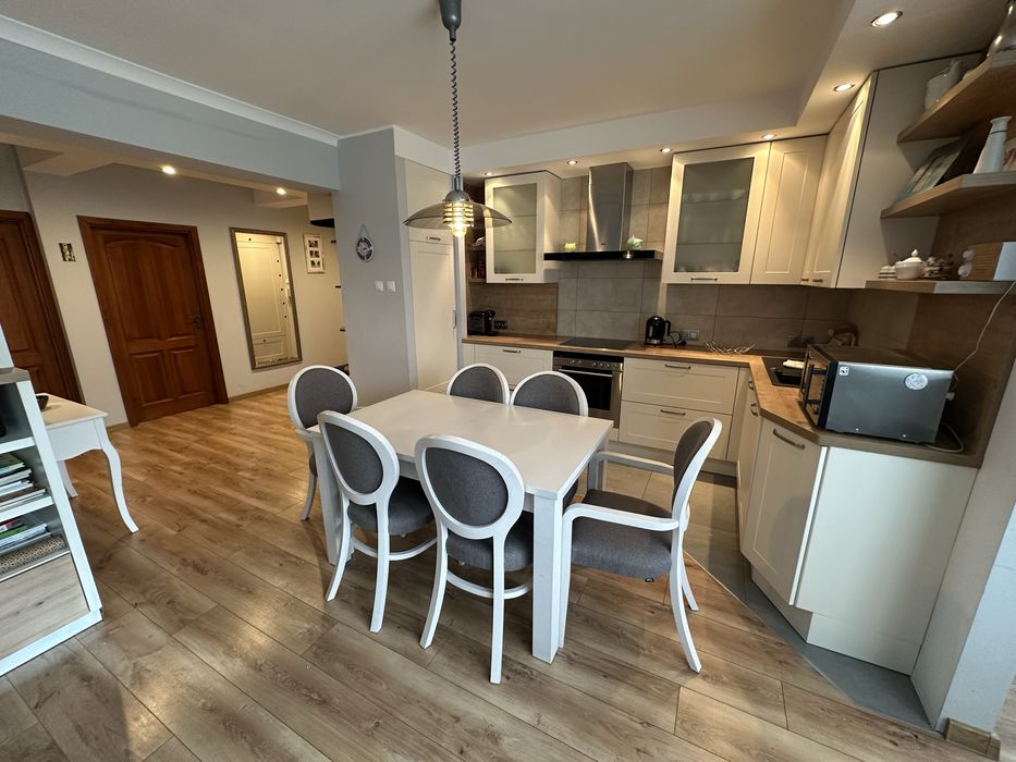 Apartament Mieszkanie, 3 pokoje, przestronne,zadbane, do centrum 200 m