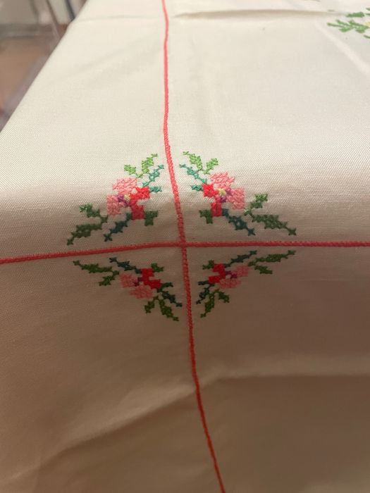 Toalha bordada à mão em ponto cruz