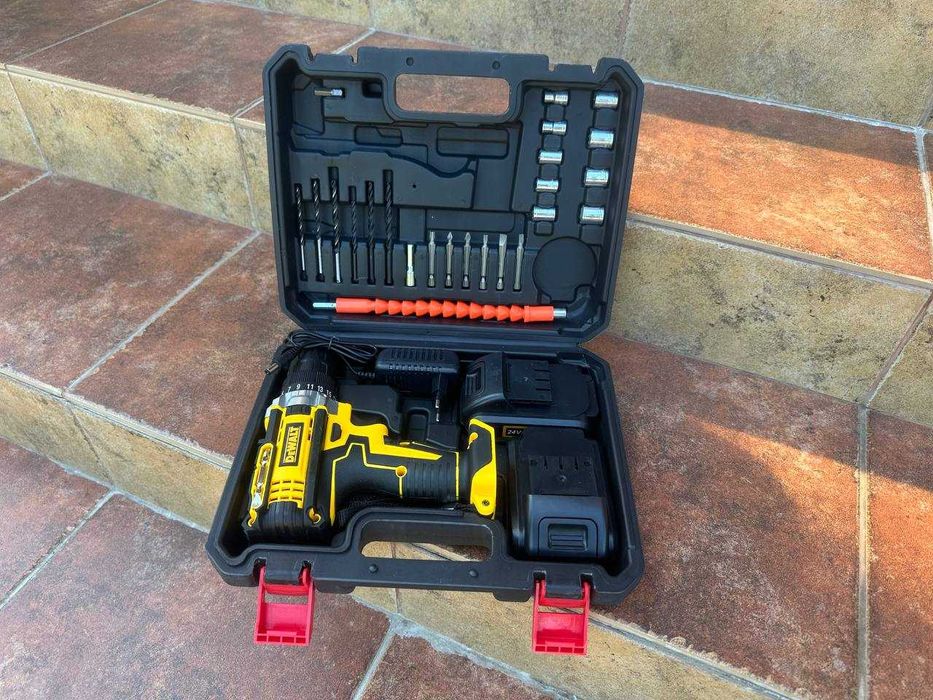 Акумуляторний шуруповерт Dewalt з DFR патроном та набором. Шурупокрут