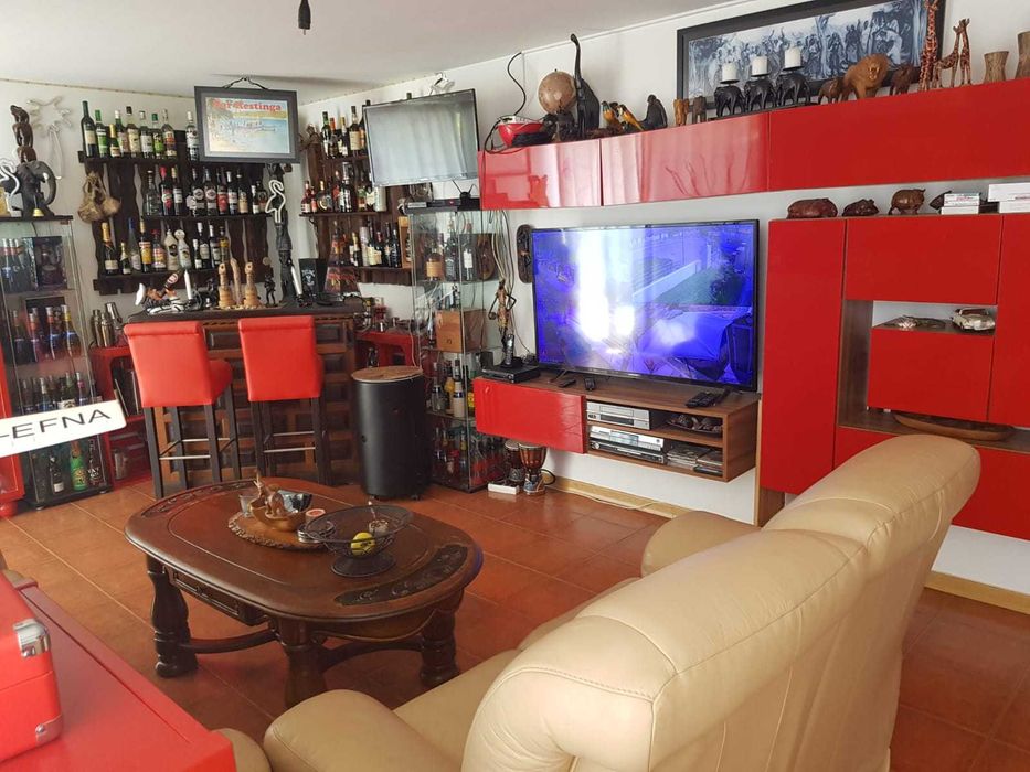 Armário de sala vermelho moderno