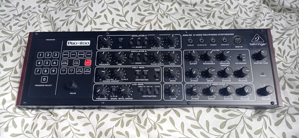 Syntezator Behringer Pro 800