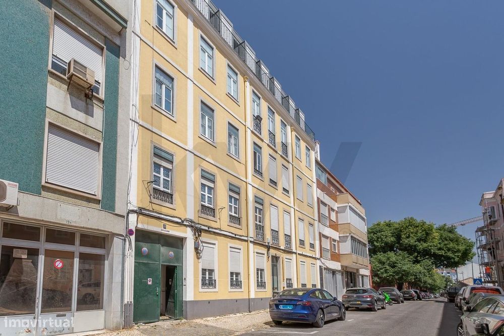 Prédio urbano afeto a Armazéns e Serviços, para reconversão para uso h