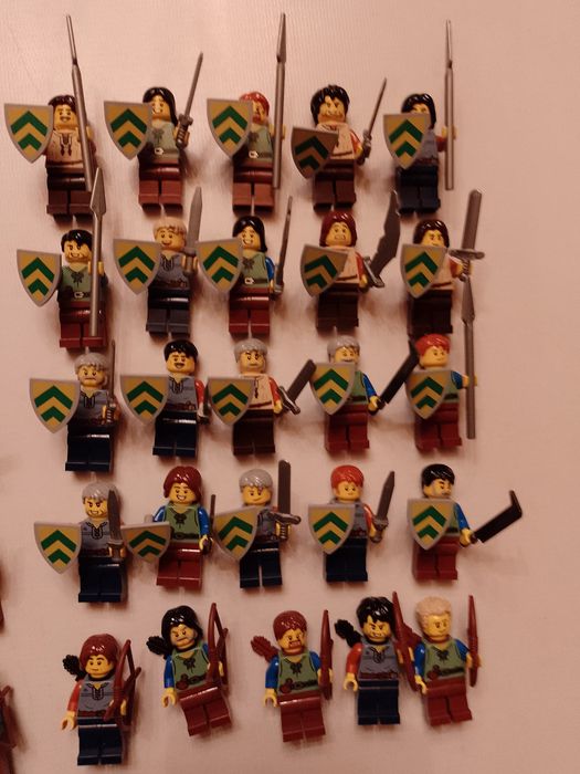 Lego castle wieśniak/bandyta/chłop 50 sztuk