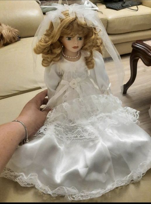Boneca em porcelana