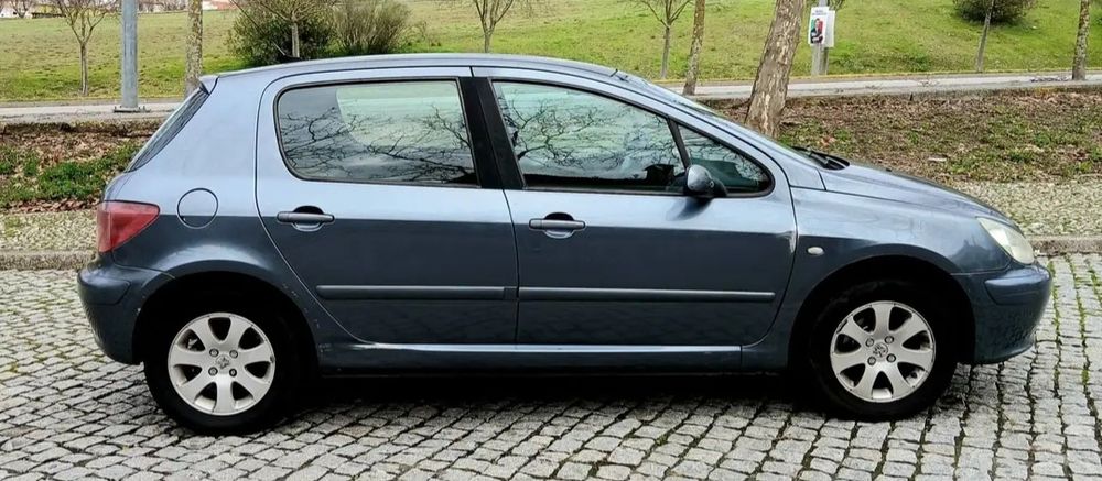 Carro peugeot 307 . 2400€
