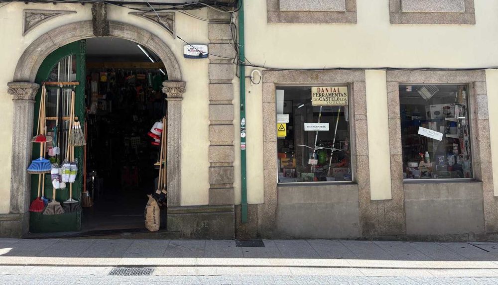 estabelecimento de ferragens, ferramentas e drogaria