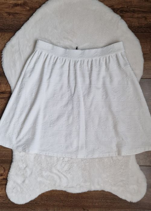 Krótka biała rozkloszowana letnia spódnica eur M/38