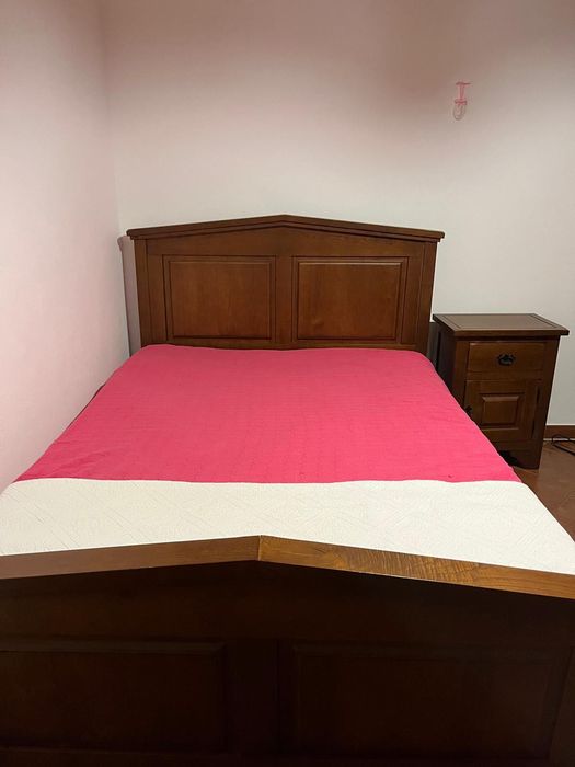Cama de casal + colchão + 2 mesas cabeceira