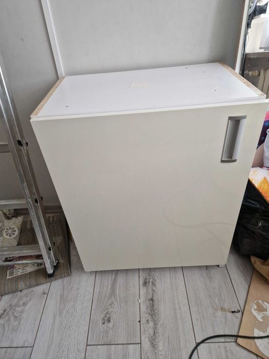 Sprzedam szafkę wiszącą.