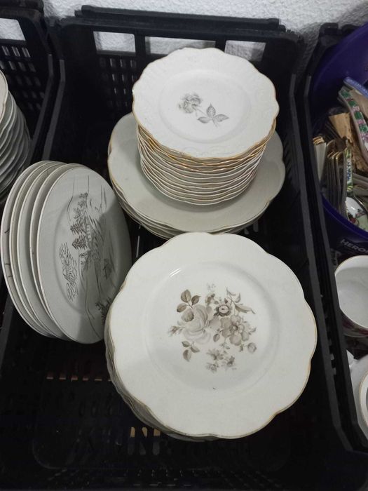 Wine cellar and tableware436285917281003521