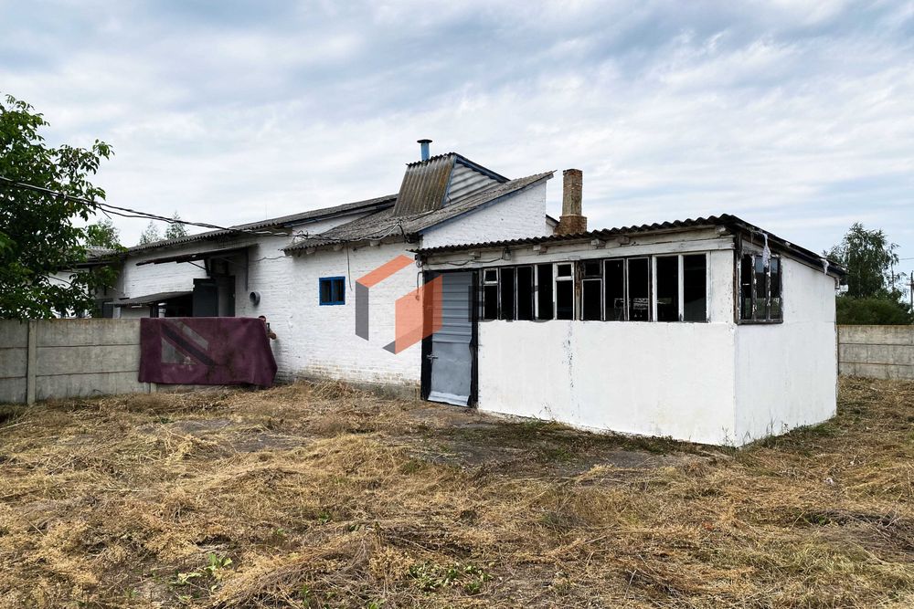 Продається цегляна будівля з повною інфраструктурою