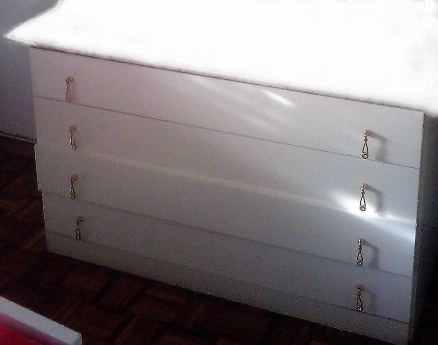 Cômoda 4 gavetas