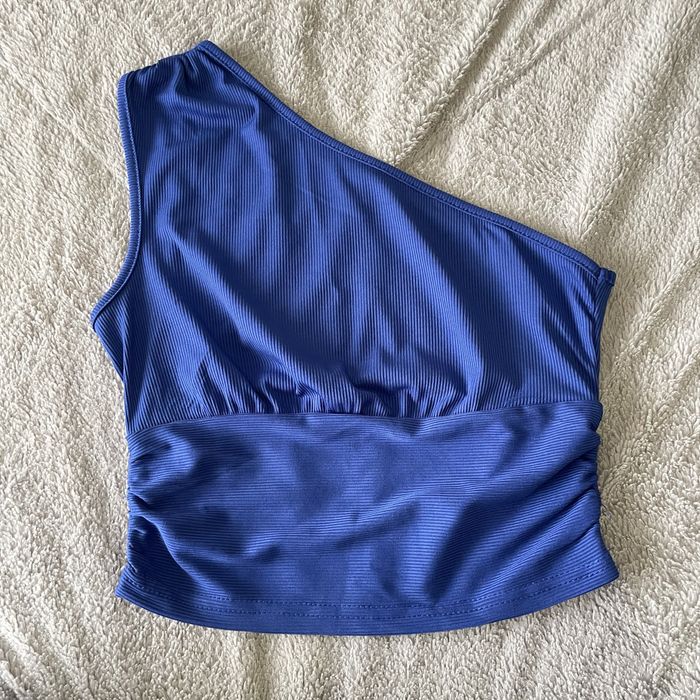 Top assimetrico azul