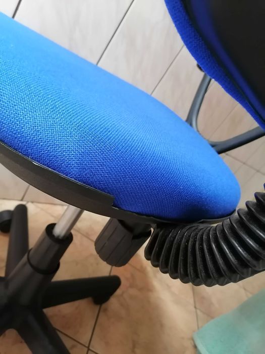 Fotel obrotowy niebieski