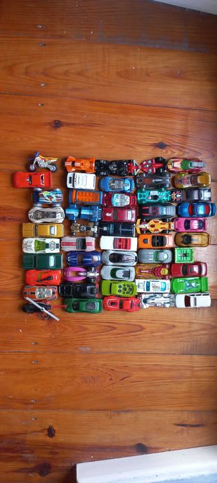 50 carrinhos Hot Wheels