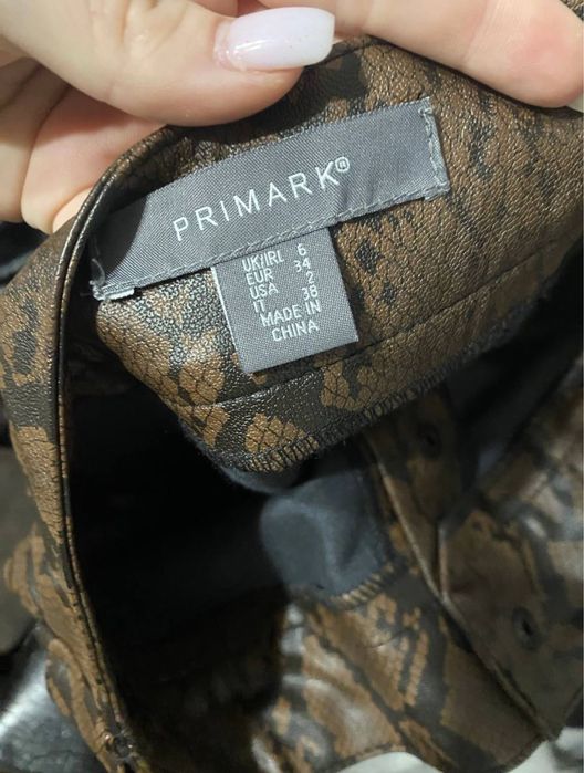 Шкіряна спідниця з стильнии принтом