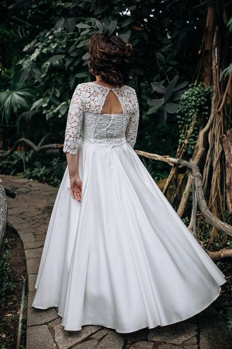 Весільна вишукана сукня