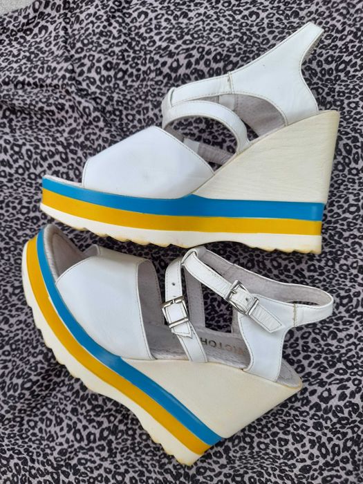 Босоніжки р 38 з українською символікою. (Шкіра).