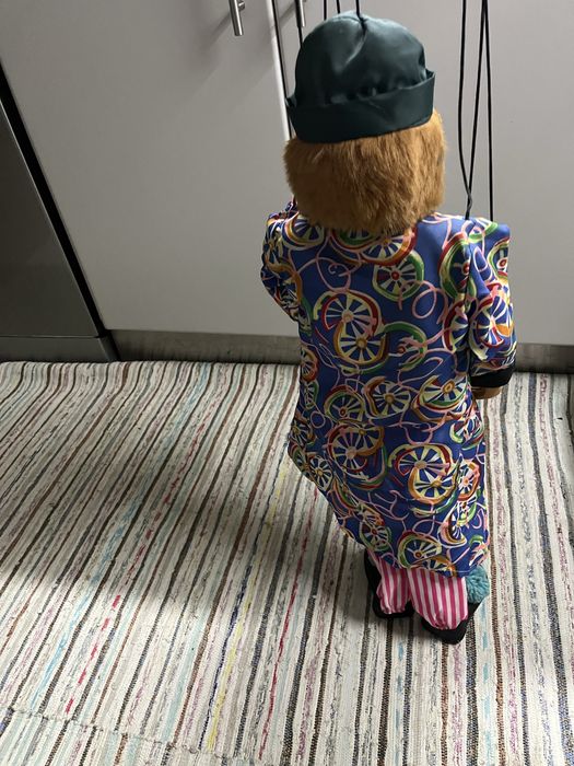 Marioneta 70 a 75cm, cabeça, pés e mãos em barro pintado a mão.
