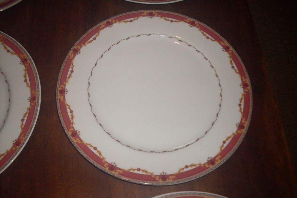 Conjunto de pratos rasos grandes Vista Alegre em bom estado