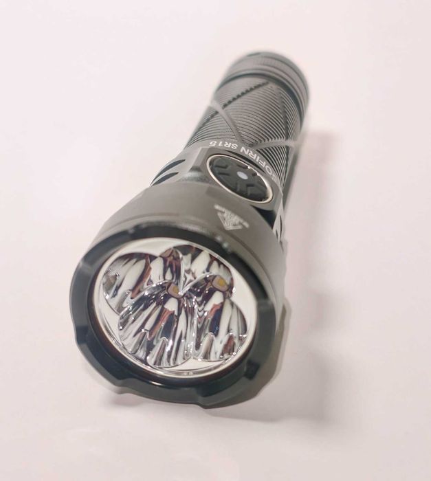 4-diodowa latarka, poręczna, zbalansowana, poprawiona, 4500LM, ->500m