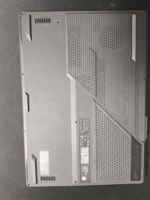 ASUS ROG Strix G713QR з дефектами