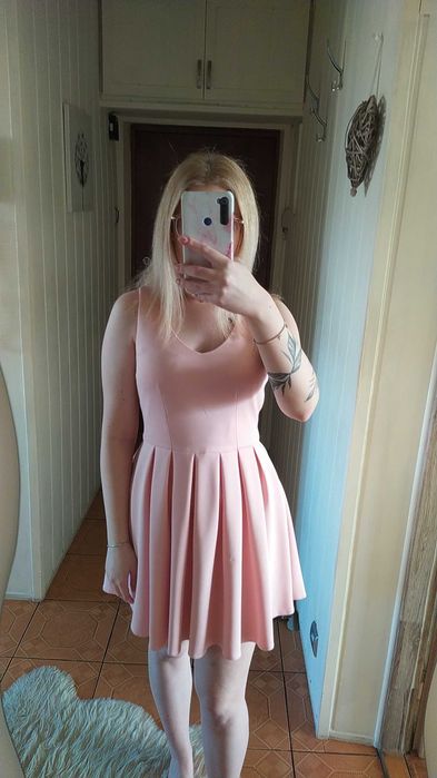 Różowa elegancka sukienka