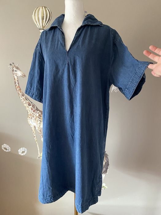 Sukienka jeansowa minimalistyczna z kołnierzykiem oversize