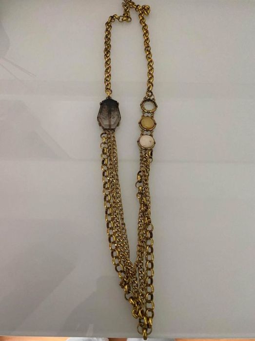 Colar dourado com pedras