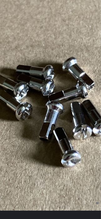 Dwa komplety nypli DT swiss  po 72 szt, 144 szt.