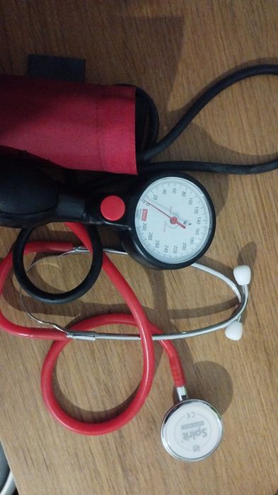 esfigmomanometro e estetoscopio