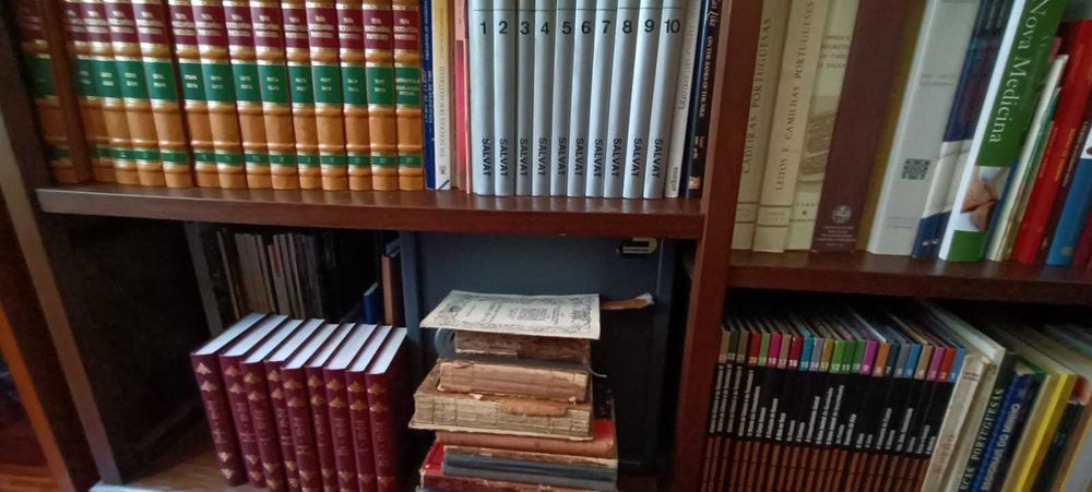 Biblioteca particular com 1080 livros com coleções raras