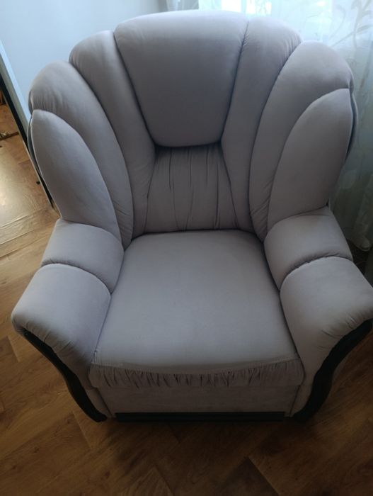 Кресло сучасне в бежевому кольорі.