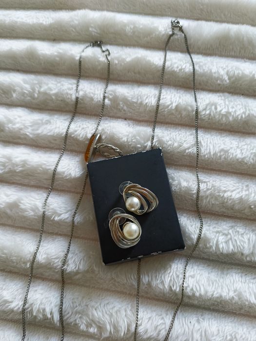 Kolczyki z perełkami.