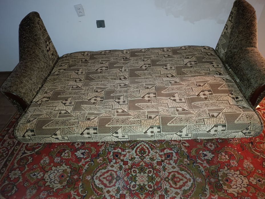 Продам диван, до дивану віддам пуфік та килим(на підлозі) Самовивіз