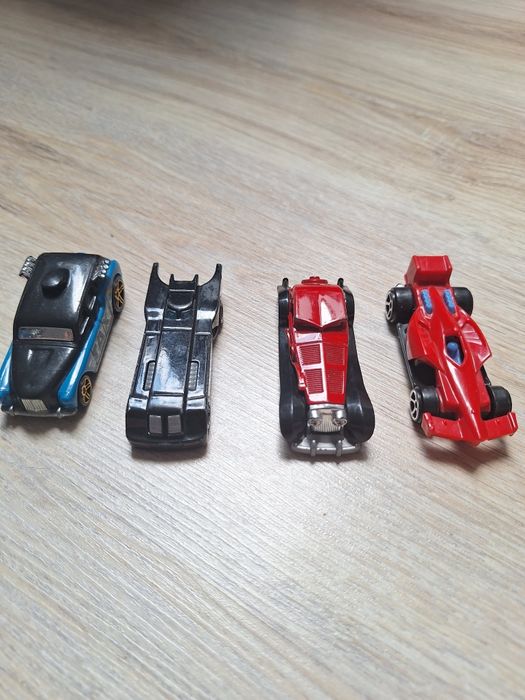 4 zabawkowe samochody hot wheels