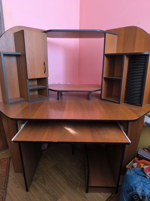 Комп'ютерний стіл