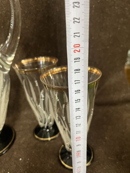 Jarra antiga com copos