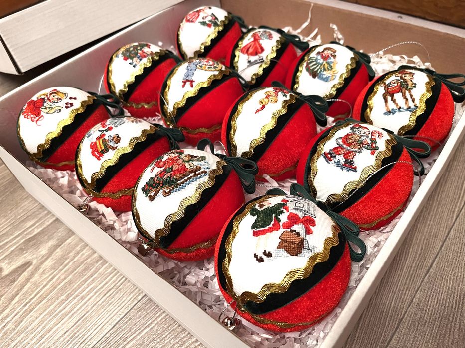 Вишиті новорічні іграшки на ялинку, у подарунковій коробці