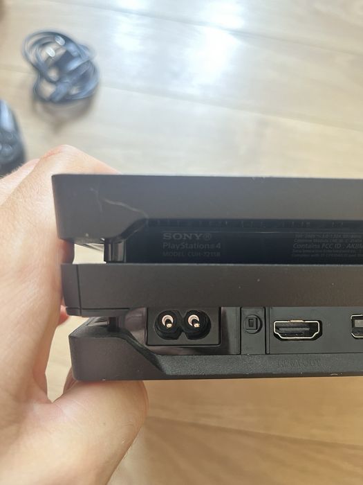 PlayStation 4 Pro (CUH-7215B) stan idealny + 2 pady