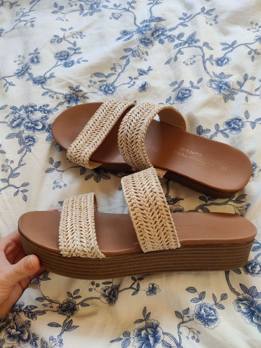 Letnie, beżowe klapki Dorothy Perkins