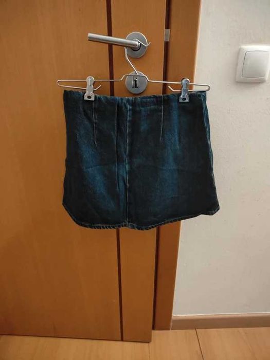 calções de ganga com pregas da coleção Zara Kids, concebidos para o tamanho 11-12 anos