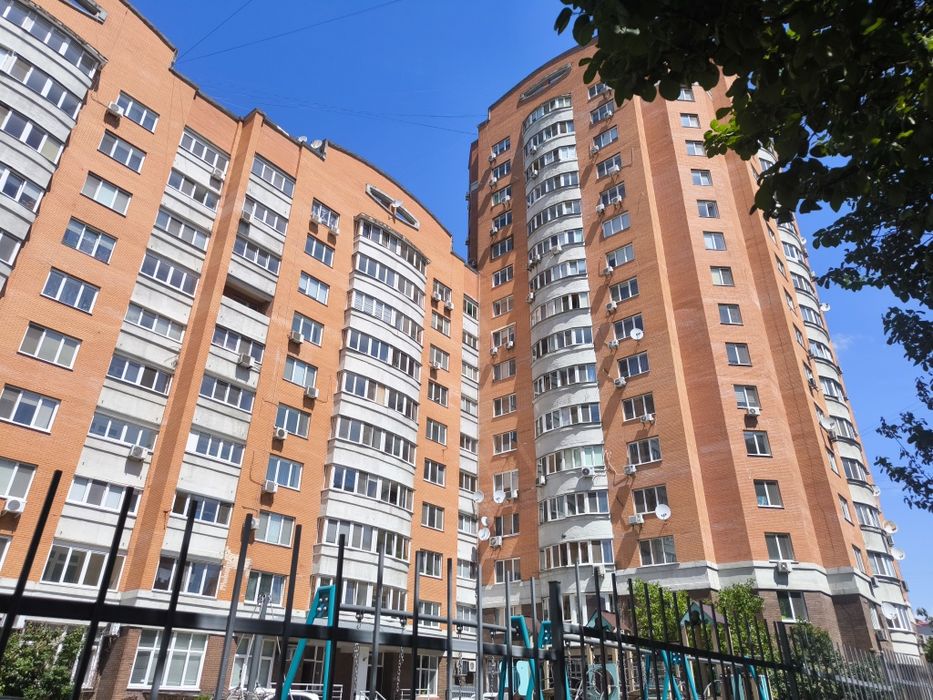 Продам 3 Бровари Аркадія Голуба Постишева
