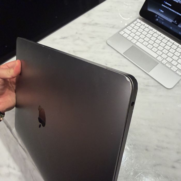 MacBook Air 13” 2018 / i5 / 8GB / 256GB / Space Gray