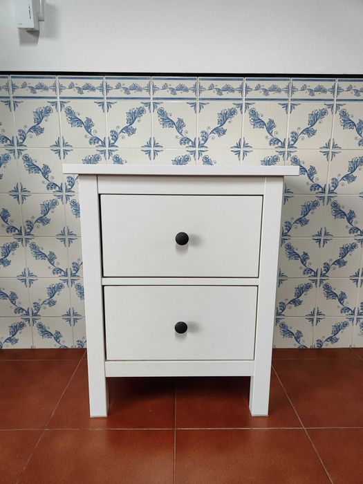 Mesa de Cabeceira IKEA HEMNES – Branca (2 Gavetas)
