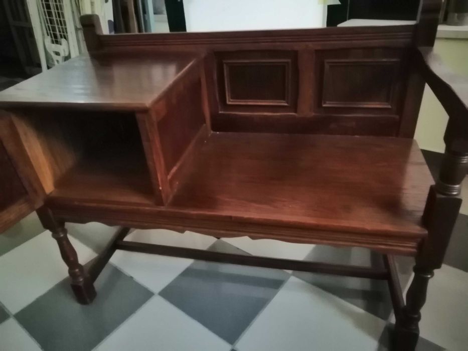 Mêsa com assento ,  e pousa telefone .